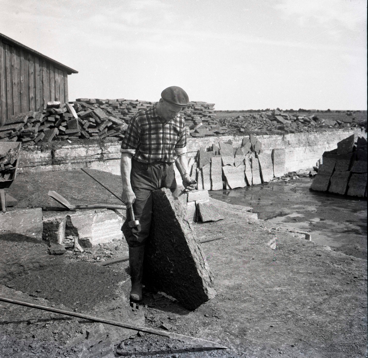 Greby Alvar.
Stenhuggaren Ekelin arbetar i ett stenbrott.
Cementindustri i Böda, Mellböda, 1/11 1961.