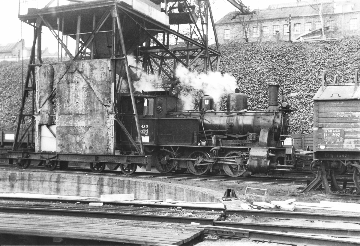 Damplokomotiv 25d 420 ved kullingsanlegget i Lodalen i Oslo.