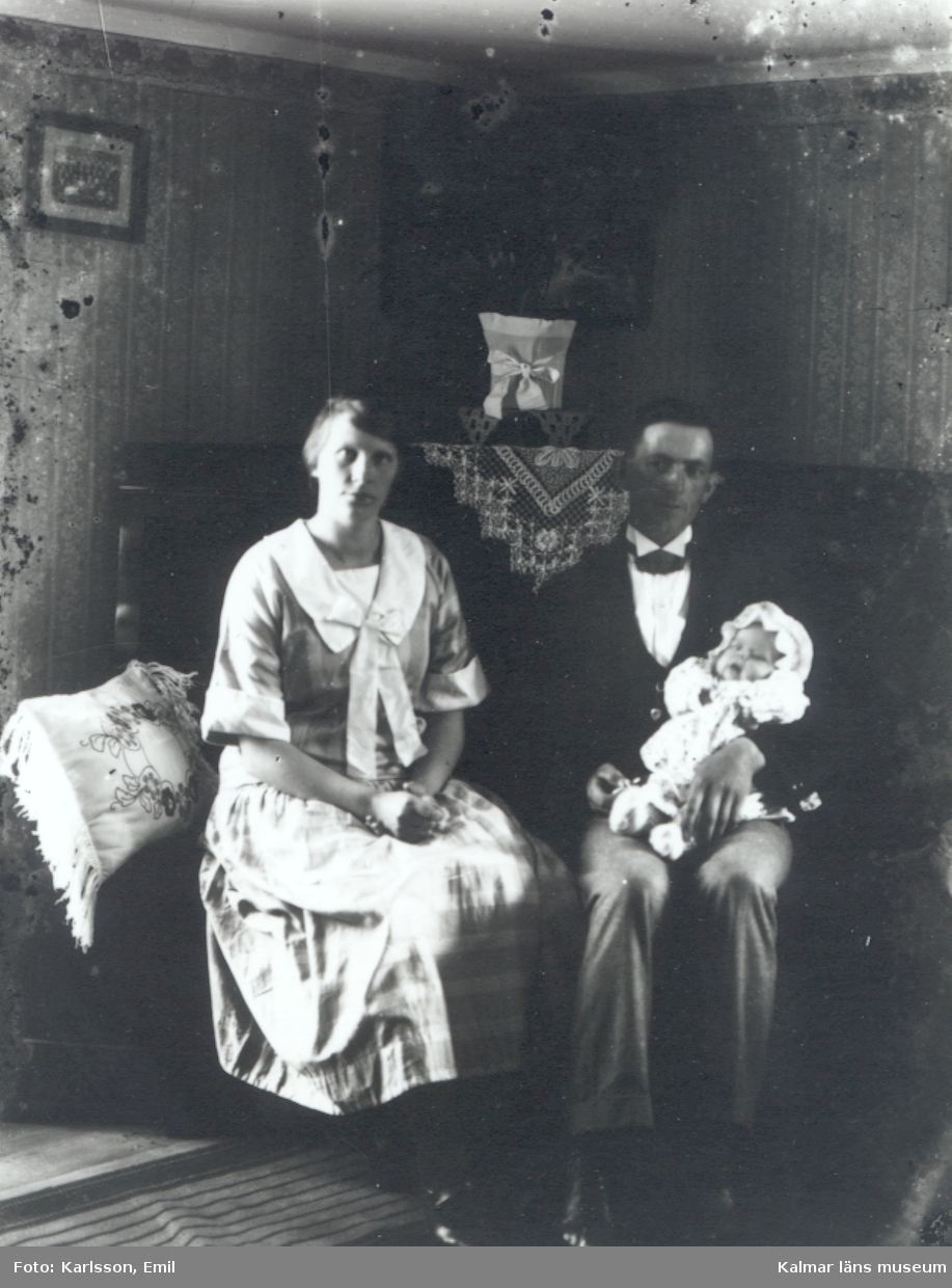 Thure och Namie Johansson, Slingsö fotograferade i hemmet troligen i samband med dotterns dop.