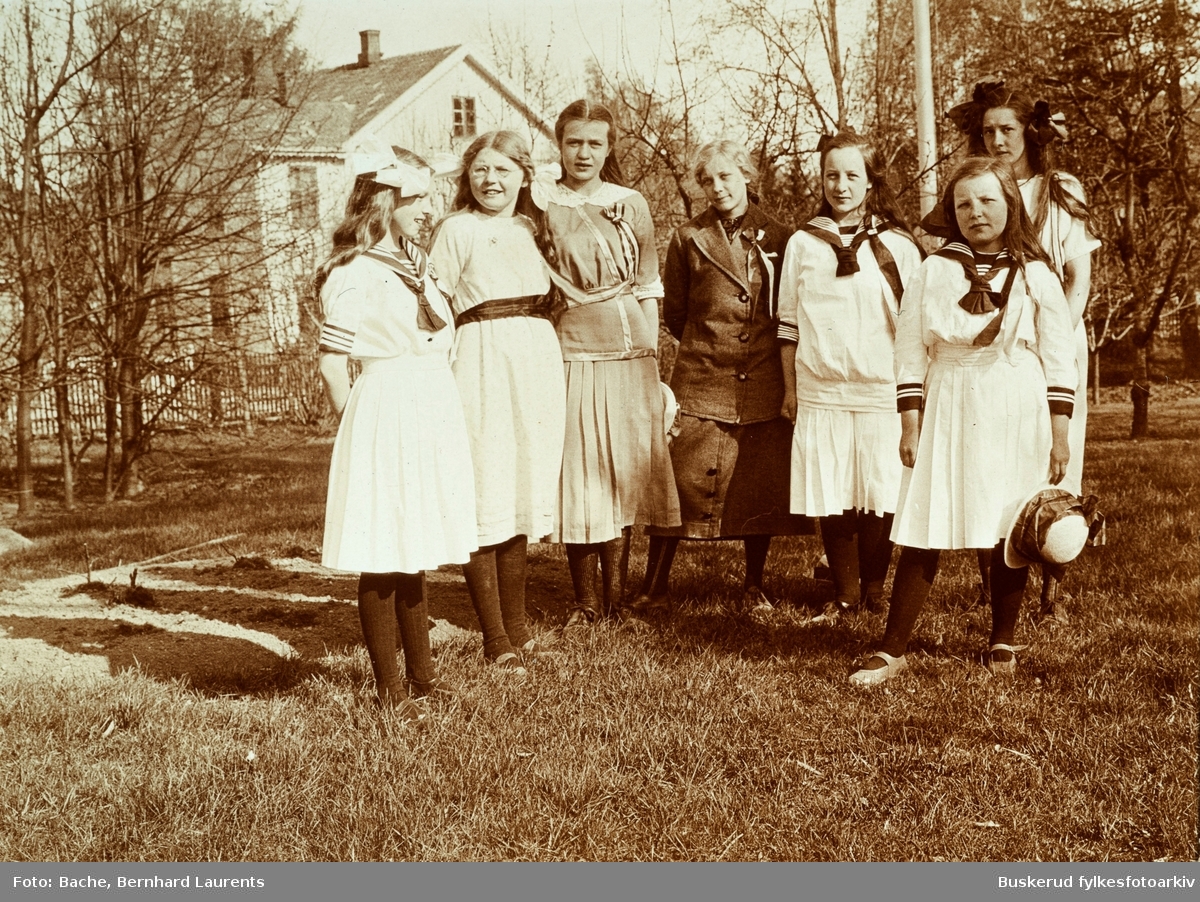 Bachefamilien
Gruppe med piker i hagen
17.mai 1914
Storgaten 14