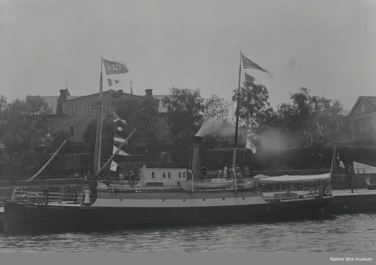 Ångfartyg som trafikerade rutten Borgholm-Oskarshamn fotograferat nedanför gamla stadshuset i Oskarshamn.