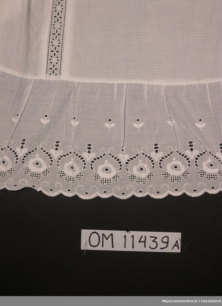 Form: lang dåpskjole med ermer, rund hals, underkjole, sjal og hekla krage
