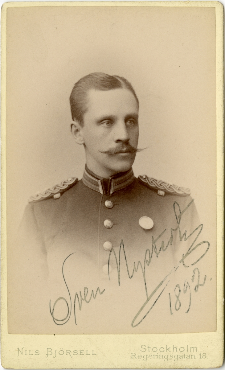 Porträtt av Sven Oskar Nystedt, underlöjtnant vid Södermanlands regemente I 10.
Se även AMA.0008149.