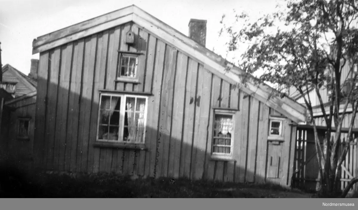 Et eldre hus i Stenveien på Kirkelandet i Kristiansund. Et småborgerhus fra omkring 1800. Gatebiten eksisterer ikke lenger i dag, men lå nær Svineryggen og ved Storgata. Fra Nordmøre museums fotosamlinger.

