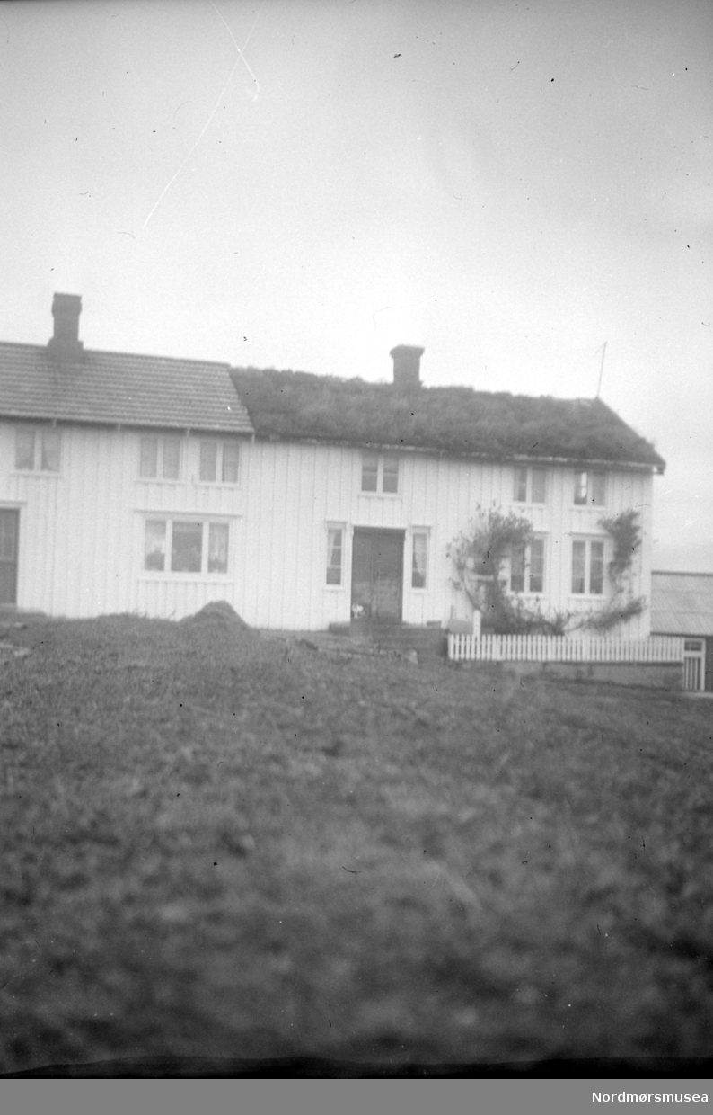 Dette er gårdsnr. 59, bruksnr 4. Den eldste hovedgården på Holberg i Steinsøysund på Smøla, bruksnr. 1, ligger på motsatt side av veien. Brukene ble skilt ca. 1905; jfr SEFRAK. Se mer om Holberg og Steinsøysund i Yderstads notater Bind 9, side 174 og utover. Her er også husets plan og historie omtalt. Bildet er datert oktober 1952. Samme bilde er å finne på fotonummer FAKf-100296.184822. Fra Nordmøre Museums fotosamlinger.