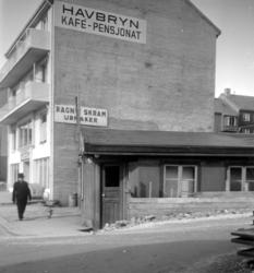 Baksiden av Oluf Olsens baker- og butikkbrakke, på hjørnet a