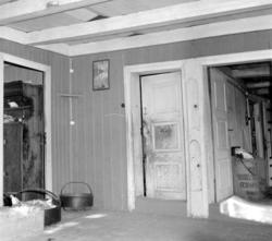 Interiør fra samme stova:  Dørparti fra gang (høyre) og gaml