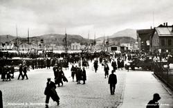 ";Kristiansund N Sommerlørdag"; Postkort ";561"; hvor vi ser