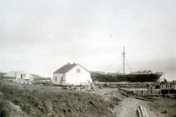 En norsk fiskestasjon på Island. Fartøyet er et gammelt seil