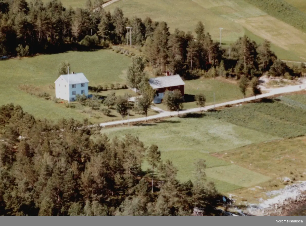 Flyfoto fra gården til Bjarne Gjøvikli (per oktober 1992) på Meisingset. Bildet er datert 30. juli 1963, og fotograf er Widerøe's Flyveselskap a/s. Fra Nordmøre Museums fotosamlinger.
