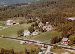 Flyfoto fra Bergheim på Tingvoll. Bildet er datert 30. juli 