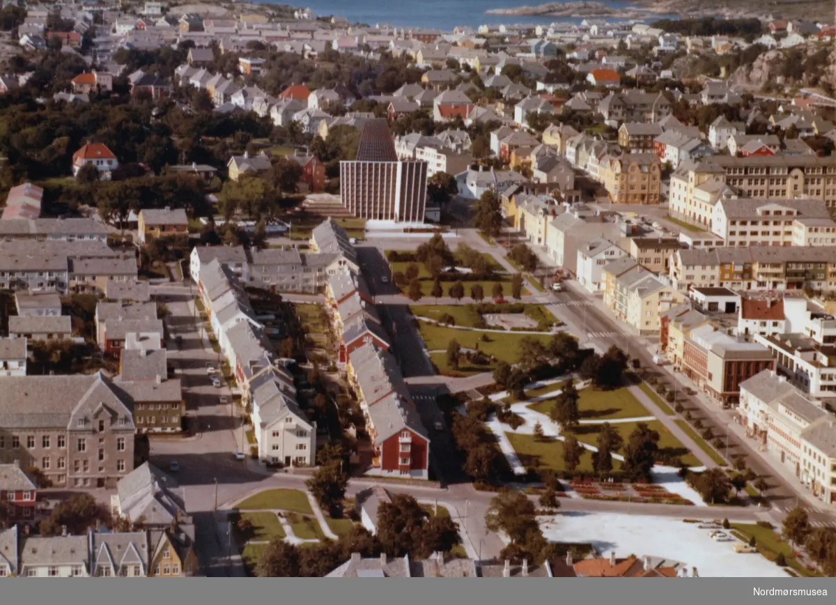 Flyfoto fra Nerparken og Kirkelandet kirke på Kirkelandet 
i Kristiansund. Flyfotoet er utført av Widerøes flyveselskap den 4. august 1969. Fra Nordmøre museums fotosamlinger. Reg: EFR
