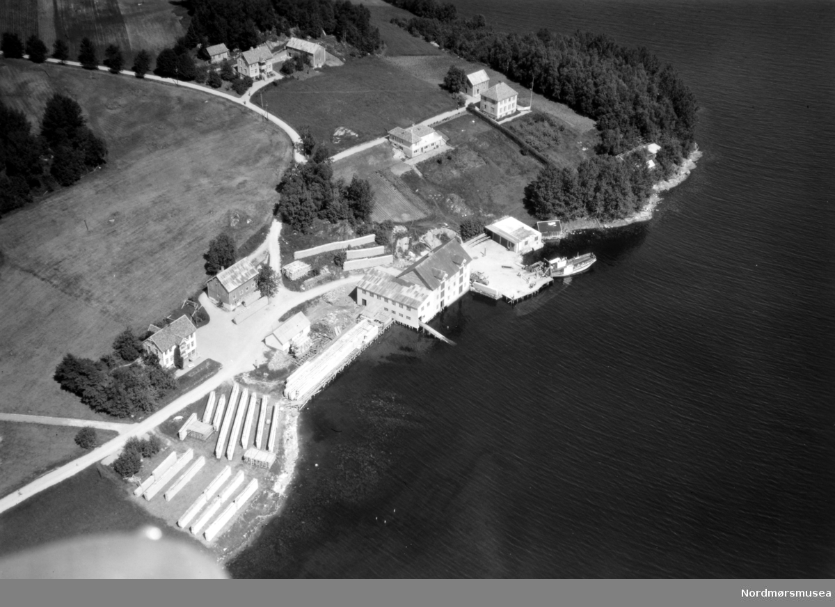 Flyfoto fra Tønnefabrikken i Tingvoll kommune. Bildet er trolig datert 27. juni 1949, og fotograf er Widerøe's Flyveselskap a/s. Fra Nordmøre Museums fotosamlinger.
