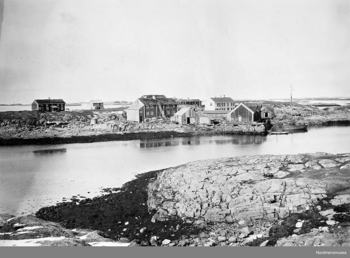 Foto trolig fra Smøla med bebyggelsen der langs sjøkanten. Fra Nordmøre ...