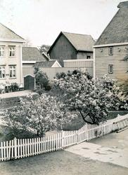 Foto fra et gateparti i Kristiansund, ukjent hvor, samt et h