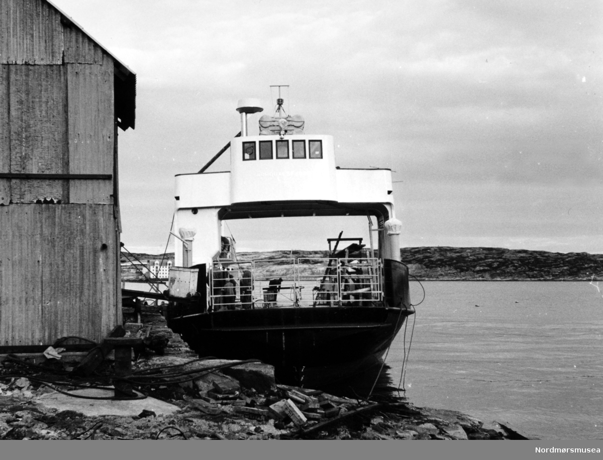 Bildet viser B/F”Norddalsfjord” Storviks Mek. Verksteds bnr.14 under utrustning ved piren på Dahle ved Kristiansund.
”Norddalsfjord” ble levert til Møre og Romsdal Fylkesbåtar 15. mars 1961 og hadde følgende hoveddimensjoner: L 31,20 m x B 8,55 m x D 3,35 m og hadde en tonnasje på 159 bruttoregistertonn. Fremdriftsmaskineriet består av 3 Volvo Penta turboladede dieselmotorer type TMD96 på til sammen 420 hk som via kilremdrift var koblet til et felles gir og propellaksel med vribar propell, slik at hver enkelt av motorene kunne kjøres separat. Fergen hadde 2 Bolinders vekselstrømsaggregater type 1052MG på 23 hk hver tilkoblet en generator på 17 kW. Fergen var utstyrt med elektrohydraulisk styremaskin.
Fergen har plass til 18 personbiler og har sertifikat for 160 passasjerer. Forut er det innredet 6 lugarer for offiserer og restaurantpersonale og akterut en mannskapslugar for 4 personer og toppfarten er 11,4 knop og marsjfarten 10,5 knop.
Ferga er verkstedets første nybygg etter B/F”Trygge” som ble levert i 1938.
Til venstre ses huset med verkstedets dampkjel og mellom det og ferga ses motvektloddet til en mekanisk kran på piren. Personen nr.2 fra venstre, med hvit lue, på dekket er snekker Johannes Berget. De øvrige personene er ukjente.
I bakgrunnen ses Skorpa med Visnesbrygga.
Bildet er fra 1961. - alternative navn: -- 
Bildet viser B/F";Norddalsfjord" Storviks Mek. Verksteds bnr.14 som ligger på nordsiden av piren for utrustning.

"Norddalsfjord" ble levert til Møre og Romsdal Fylkesbåtar 15. mars 1961 og hadde følgende hoveddimensjoner: L 31,20 m x B 8,55 m x D 3,35 m og hadde en tonnasje på 159 bruttoregistertonn. Fremdriftsmaskineriet består av 3 Volvo Penta turboladede dieselmotorer type TMD96 på til sammen 420 hk som via kilremdrift var koblet til et felles gir og propellaksel med vribar propell, slik at hver enkelt av motorene kunne kjøres separat. Fergen hadde 2 Bolinders vekselstrømsaggregater type 1052MG på 23 hk hver tilkoblet en generator på 17 kW. Fergen var utstyrt med elektrohydraulisk styremaskin. Fergen har plass til 18 personbiler og har sertifikat for 160 passasjerer. Forut er det innredet 6 lugarer for offiserer og restaurantpersonale og akterut en mannskapslugar for 4 personer og toppfarten er 11,4 knop og marsjfarten 10,5 knop. Ferga er verkstedets første nybygg etter B/F"Trygge" som ble levert i 1938.

Personene på dekk er fra venstre kaptein Odd Marsteen i MRF, maskinformann Ivar Kjærvik og maskinarbeider Sverre Frisvold. I bakgrunnen ses Skorpa med Visnesbrygga. Bildet er fra 1961. Kilde:
Peter Storvik. Fra Nordmøre museums fotosamlinger.