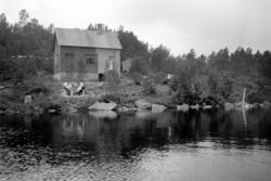 Tekst mangler. Har du tips? foto fra et ukjent hus, trolig f