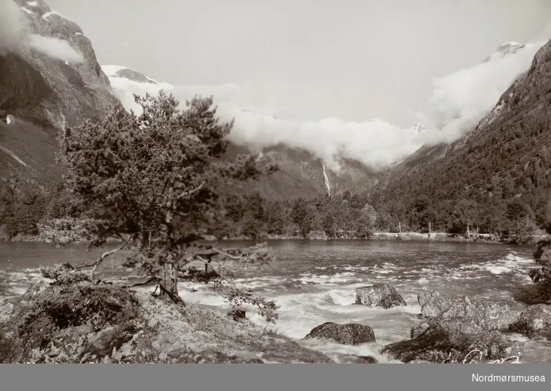 Postkort ";10/53"; med natur, fjell- og elvemotiv fra Flatmark, i Rauma kommune. Utgitt av Eberh. B. Oppi A/S. Fra Nordmøre Museums fotosamlinger. Reg: EFR

