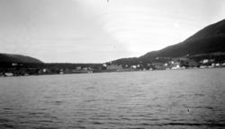 Tettsted fotografert fra sjøen, trolig et sted i Møre og Rom