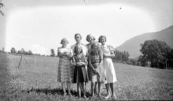 kvinner ute på marken. Kvinnen helt til venstre er Ellen Orø