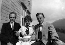 Portrett av to menn, og en kvinne. Mannen til høyre er Georg