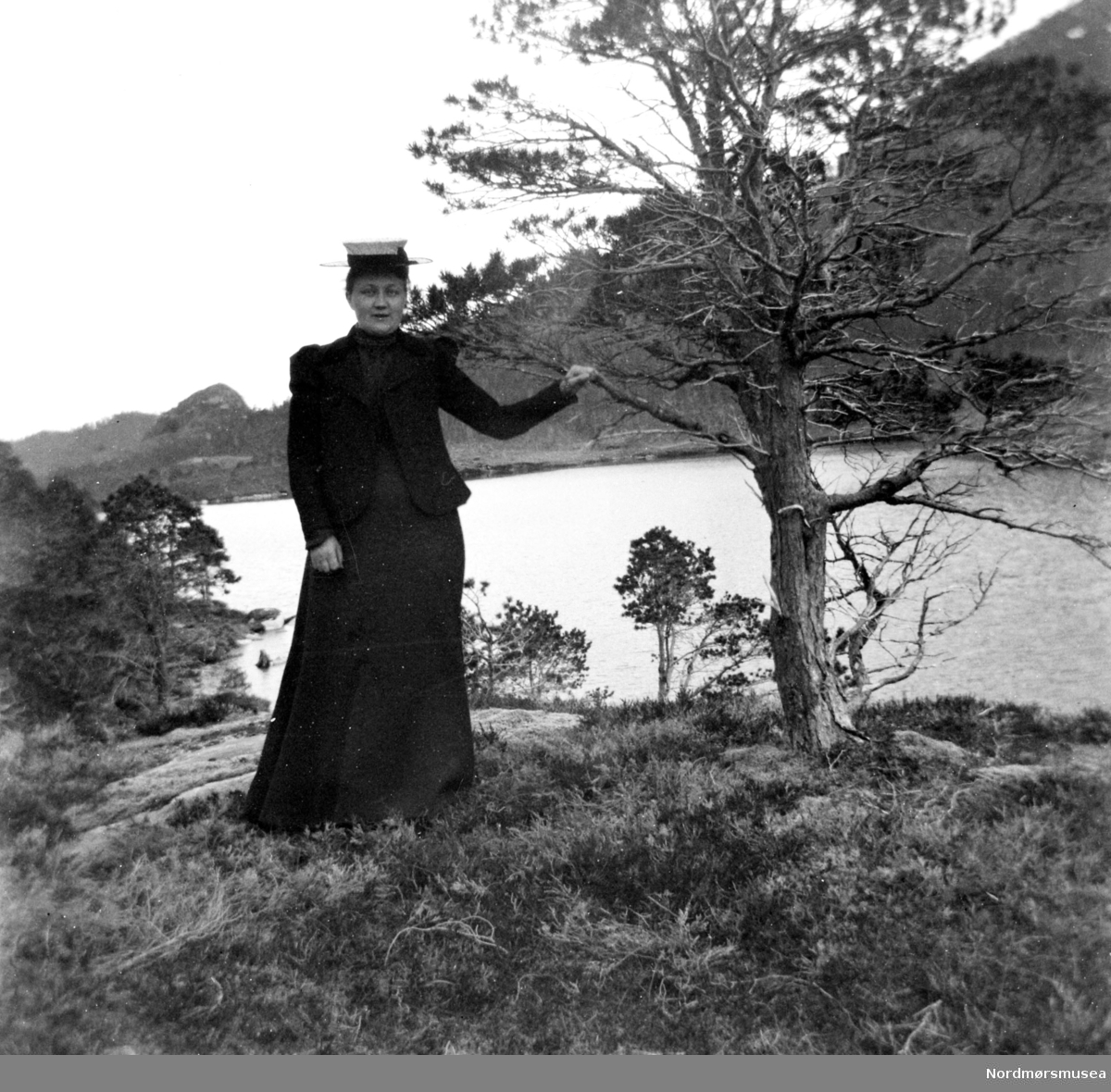Kvinnen på bildet er trolig, Marie Bræin, datter av Christian Bræin. Catharina Marie Bræin, som hun egentlig het, arbeidet i Sverdrups Bokhandel fra ca 1910, til hun døde i 1935, først som kontordame, senere som kasserer i firmaet. Velholdt gravstein på Kirkelandets gravsted. Fra Nordmøre Museum si fotosamling