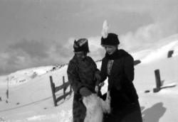 Kvinnen til høyre er Hildur Sverdrup, trolig sammen med en u