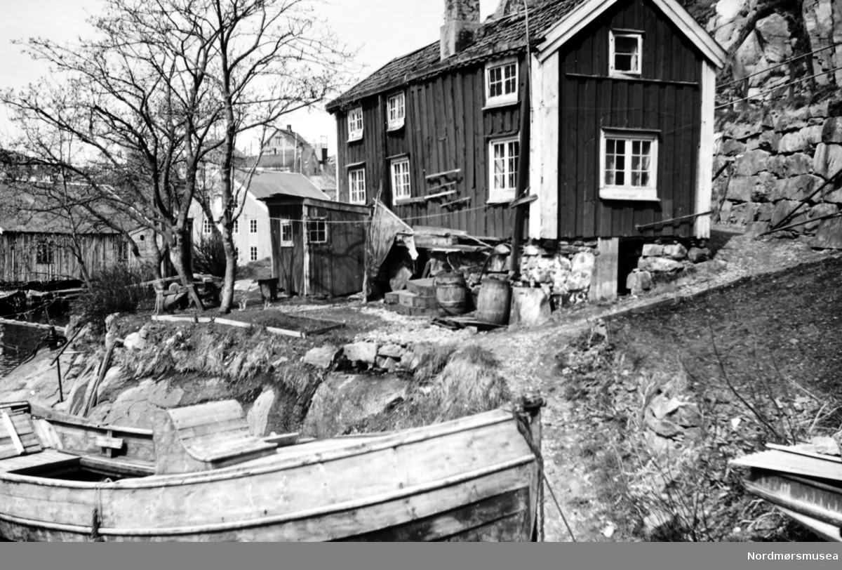 Et bilde fra Vågen i Kristiansund. husmannsplass under Fosna gård: Hegerberget. Serie. Se også KMb-1987-005.3524. Fra Nordmøre Museum sin fotosamling.