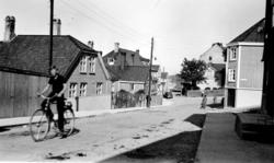 Foto fra Nordlandet i Kristiansund, hvor vi ser fra en bygat
