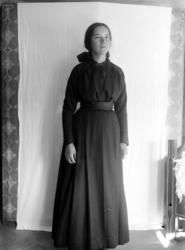 Fullportrett av Hilda Sverdrup, niese av fotografen Georg Sv