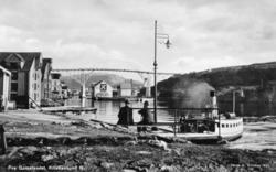 Et bilde av en sundbåt som nettopp har lagt til kai på Gomal