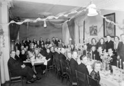 En fødselsdag eller firmafast hvor noens 60 årsdag blir feir