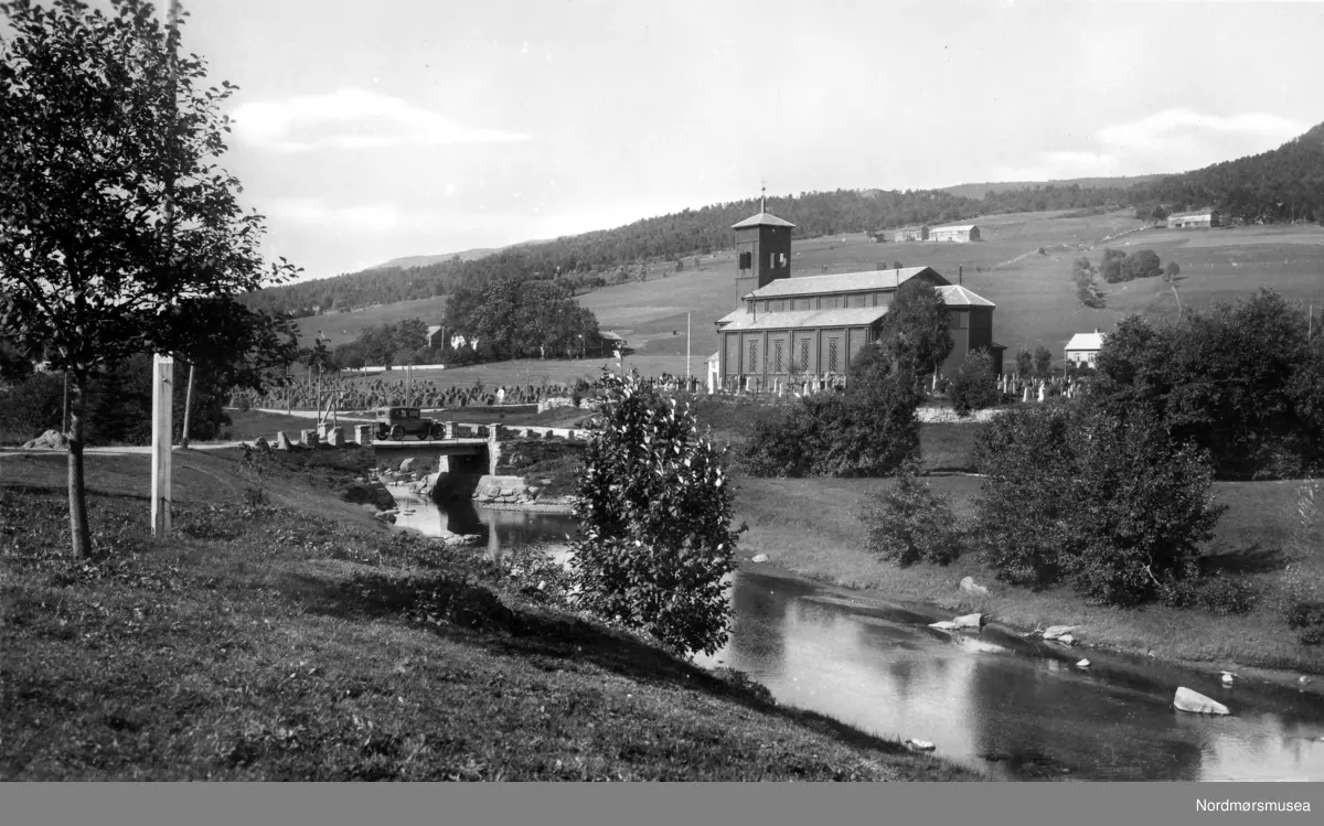 Postkort 617 ";Eidsvåg. Eneret G. Sverdrup 1933. 617."; Foto fra Nesset kirke i bygda Eidsvåg