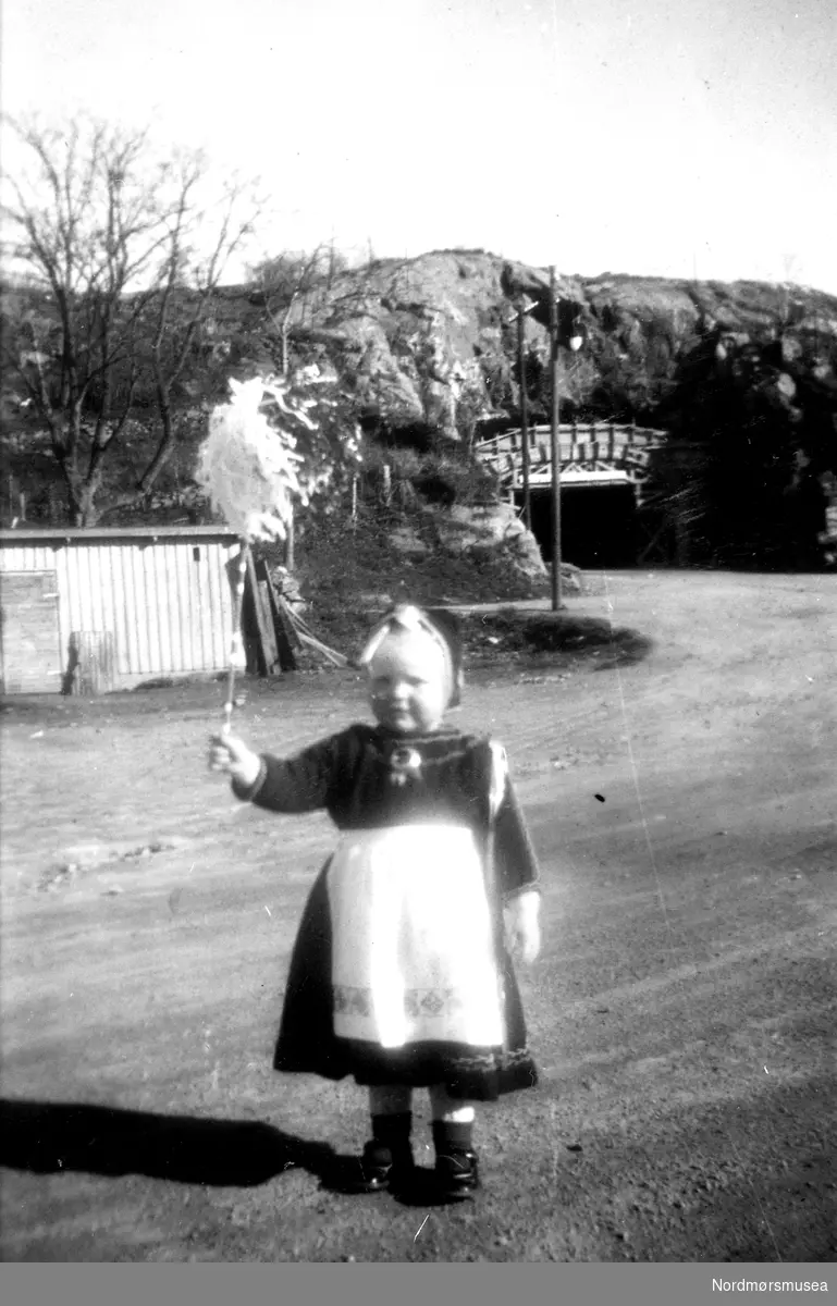 Lita jente i barnebunad. 17.mai i Dalegata, ved Tunnellen på Nordlandet. Tunnelen bygges, 1936. taket støpes. innfartsvei, Nordsund bru på andre sida. Fra Nordmøre Museum sin fotosamling.