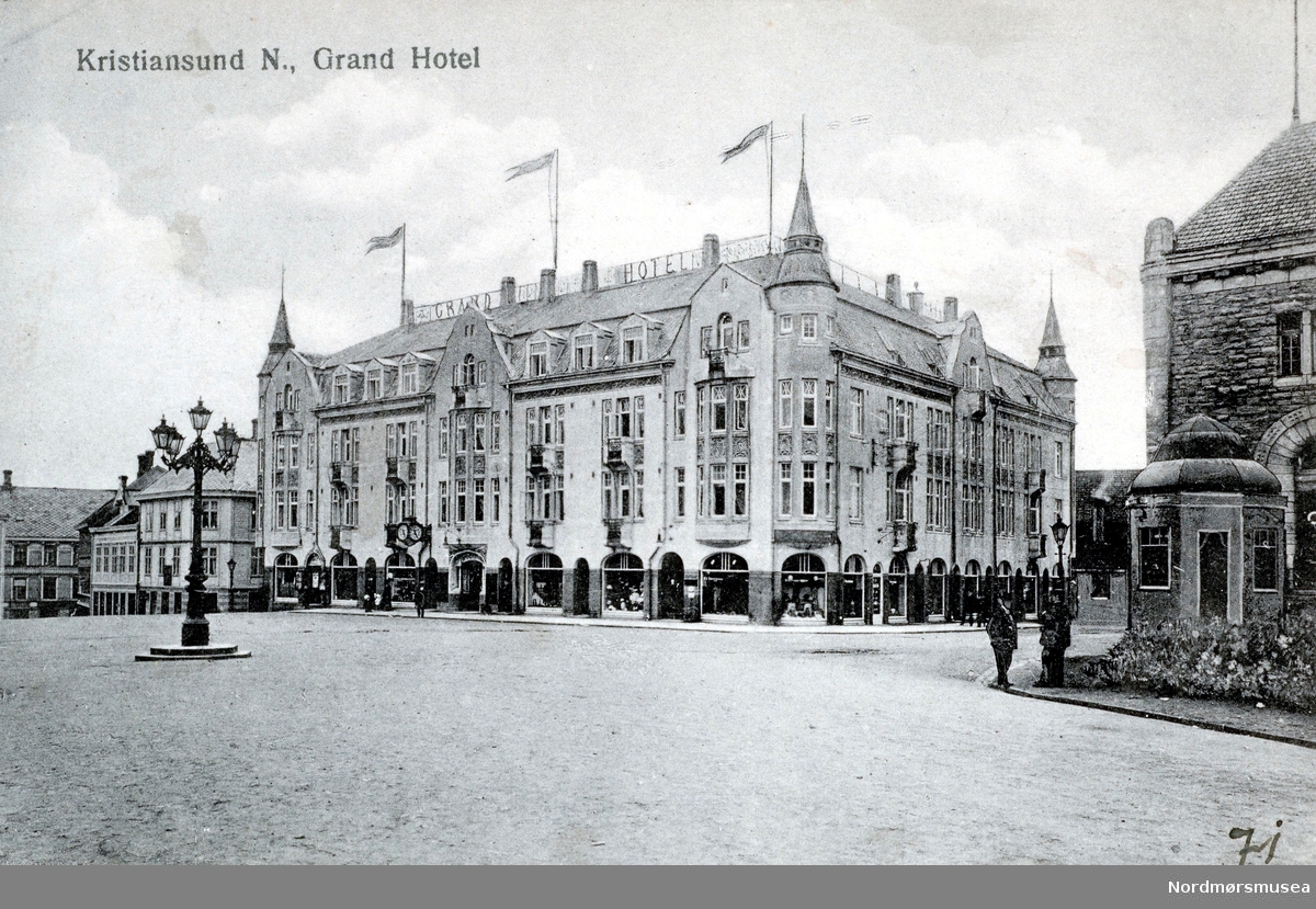 Postkort: ";Kristiansund N., Grand Hotel";. Norges Bank til høyre i bildet.    (Fra Nordmøre Museums fotosamlinger.) /Reg:EFR2013/



