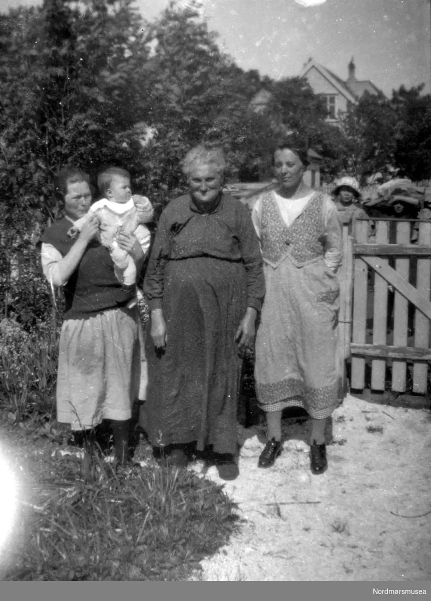 Foto fra slekten Langseth og Rød, her representert med Jørgine Langseth (født Aasprong) til venstre og Louise Rød i midten. Foto er trolig fra Rødeiendommen i Storgata 79, og datering er trolig rundt 1932-1936. Fra Nordmøre Museums fotosamlinger. Reg: EFR
