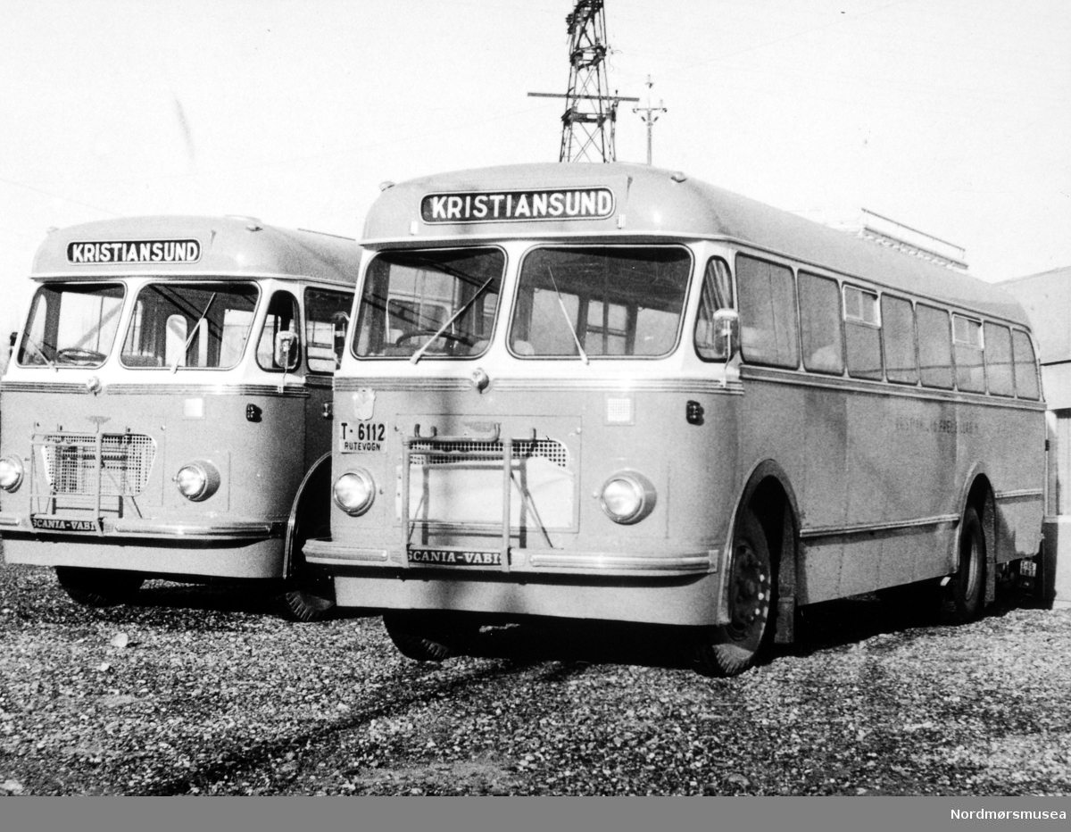 KFB Kristiansund Frei Billag. Foto trolig fra Rutebilenes ekspedisjon i Vågen på Kirkelandet i Kristiansund, hvor vi ser fra to rutebusser side ved side. Sykkelstativ frampå. Datering er ukjent. Fra Nordmøre museums fotosamlinger.

To stk Scania-Vabis B51, 1957 -
 modell, med karosseri fra Vestfold Bil og karosseri (VBK). KFB fikk karossert mange busser/godsbiler herfra. Den nærmeste med regnr T-6112. (Informant: Torkil Øyen)



