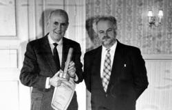 Eivind Aass og leder ved Nordmøre historielag Jan Leithe, hv