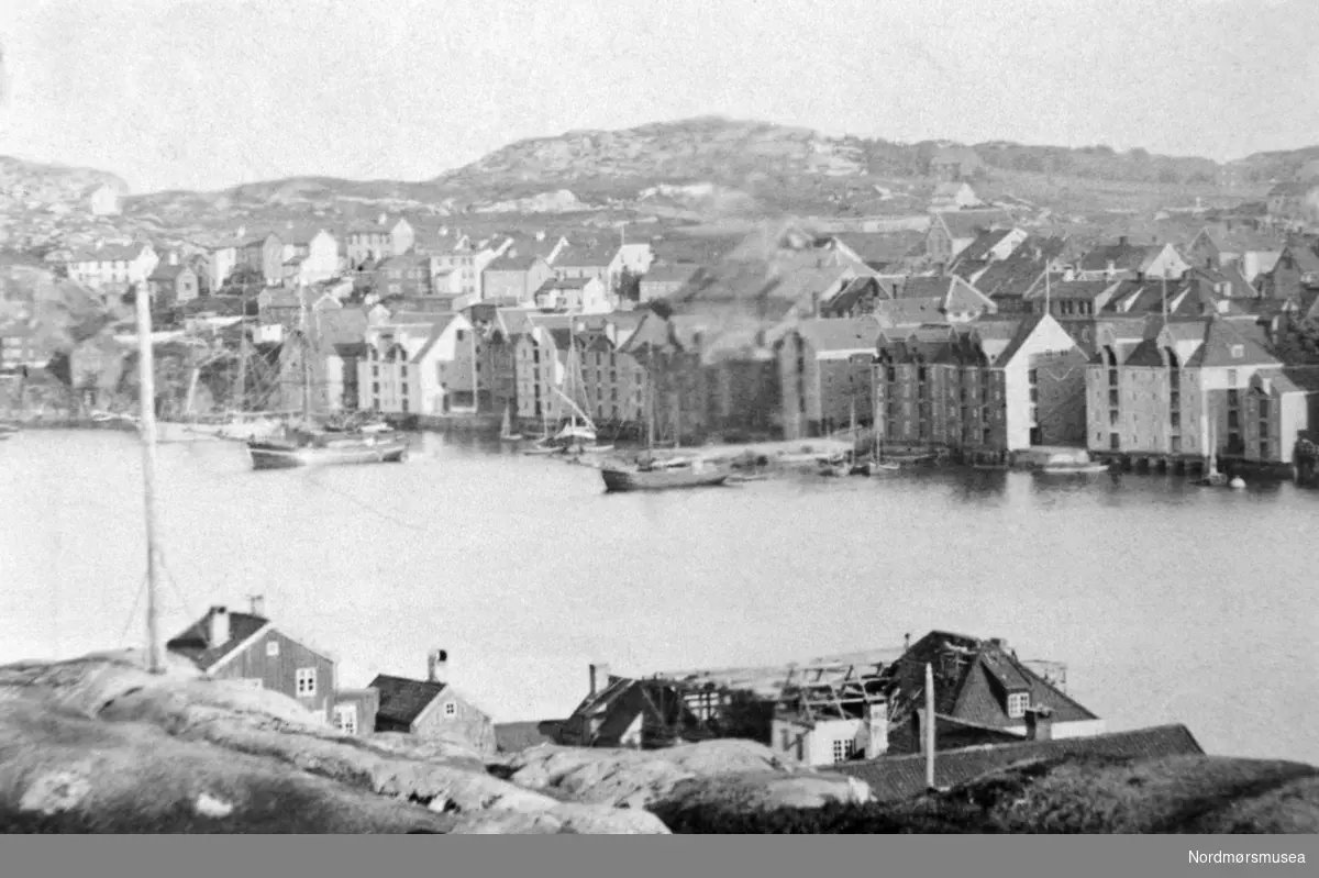 Vestre bydel med Håla og Lyhsallmenningen på Kirkelandet, fotografert fra Innlandet. Seilskip, jekter og galeaser, ca 1910. Fra Nordmøre Museums fotosamlinger.