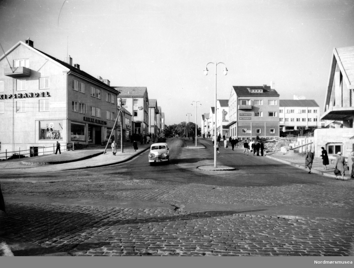 Fra Kaibakken før Havnevesenets kontor er bygd, og det pågår ennå arbeid på Rådhuset , noe som plasserer dette bildet rundt 1951-1953. Fra Nordmøre Museums fotosamlinger.