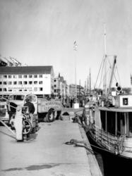 Varer fra Margarin Centralens lastebil losses og blir lastet