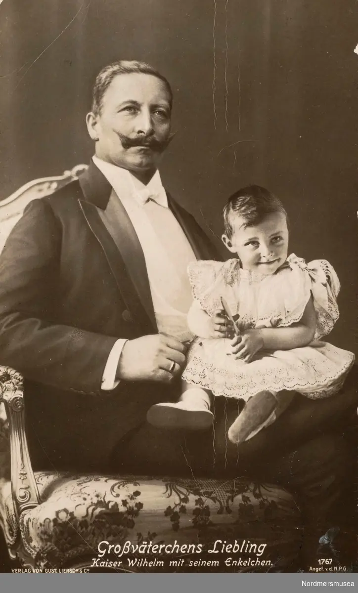 Postkort: ";Kaiser Wilhelm mit seinem Enkelchen."; Foto av Keiser Wilhelm med barnebarn på fanget. Fra Nordmøre museums fotosamlinger. /Reg:EFR2013/
