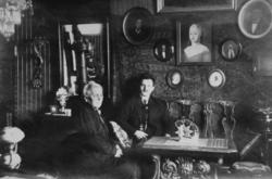 Foto av Katharina Ranheimsæter (født Petersen) og sønnen Ern