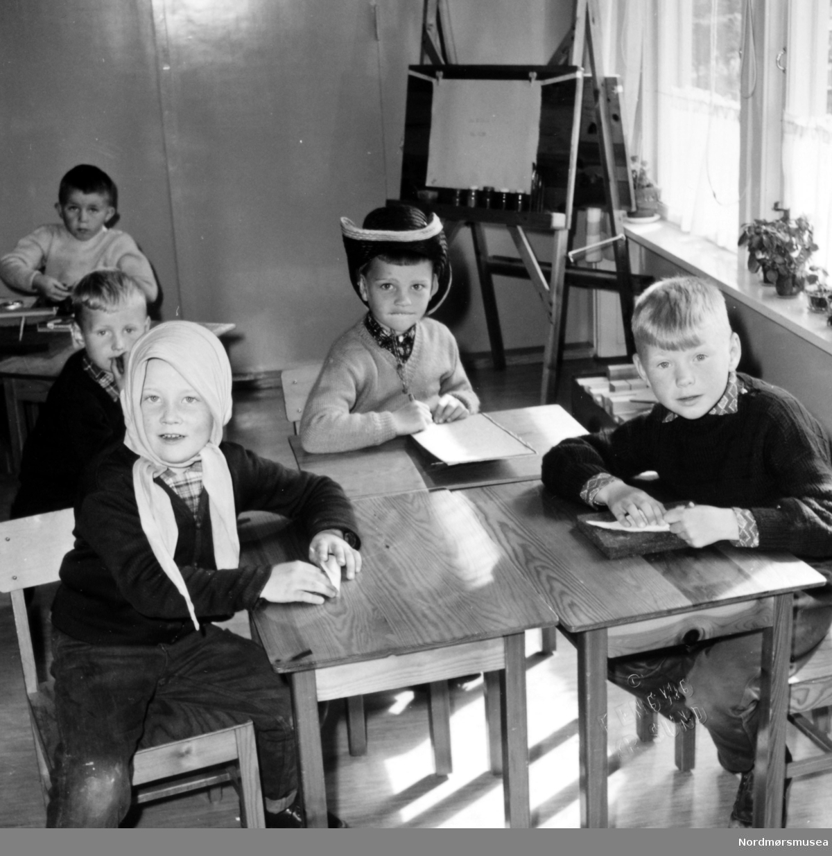 En gruppe barn i lek ved den Stella Maris barnehage i Kristiansund. Datering etter 1955. Fra Nordmøre Museums fotosamlinger.
