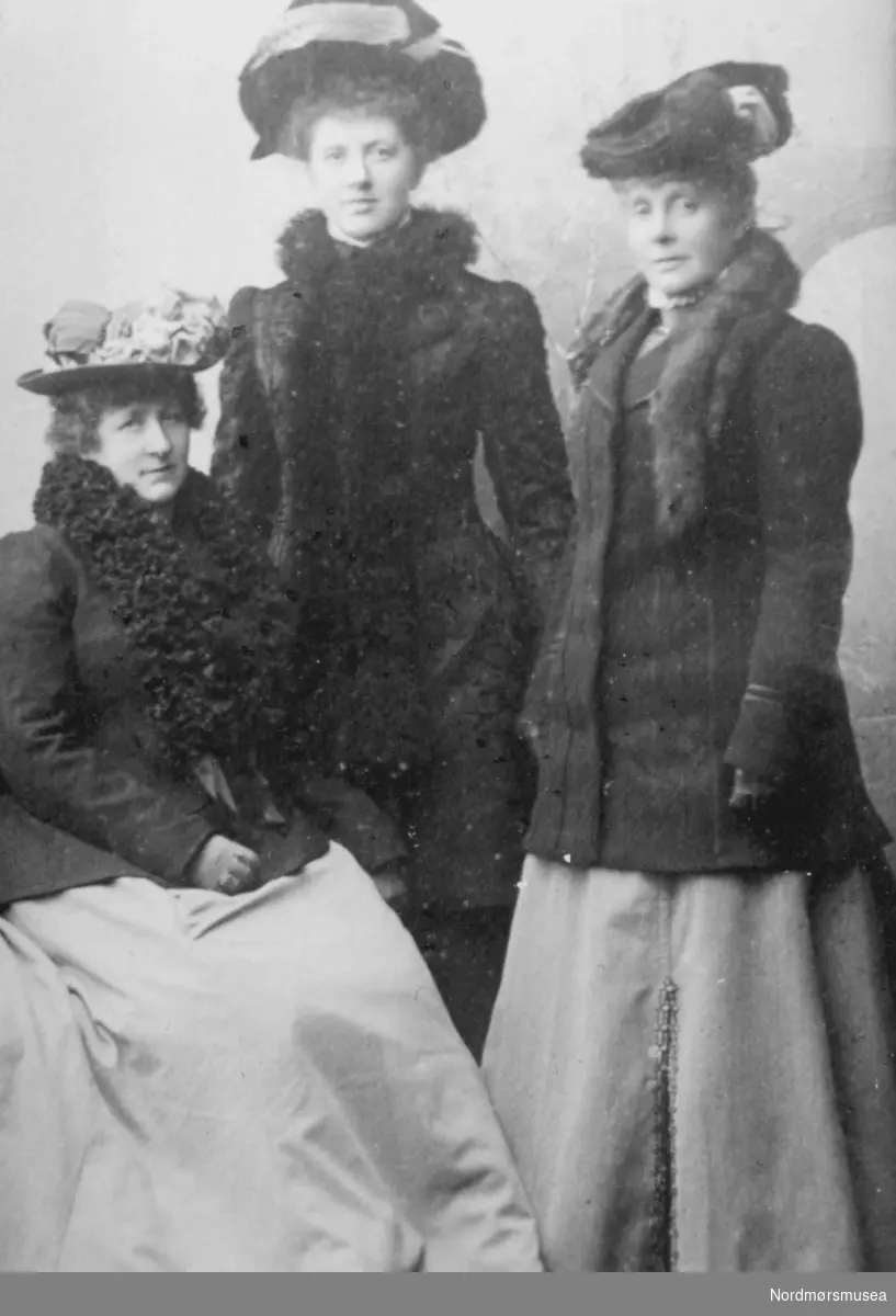Søstrene Caroline (seinere gift med N H Knudtzon III) , Hilda og Gusta Werring på Christiania-tur. (Fra Nordmøre Museums fotosamling)