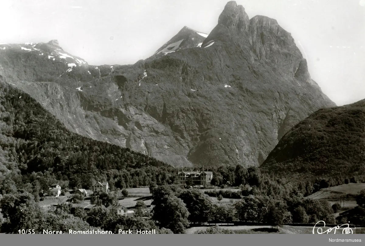 Postkort ";10/55"; med motiv fra Park Hotell samt Romsdalshorn i bakgrunnen, i Rauma kommune. Utgitt av Eberh. B. Oppi A/S. Fra Nordmøre Museums fotosamlinger. Reg: EFR

