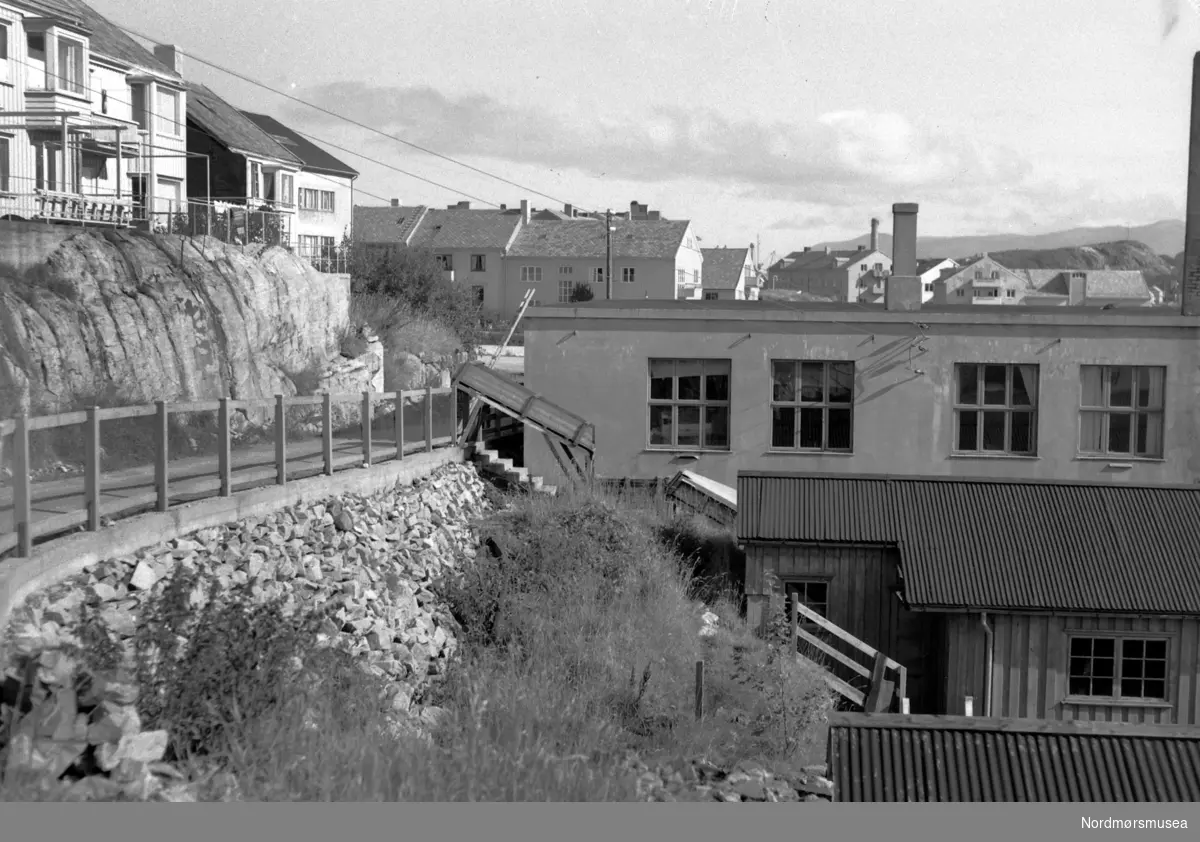 Foto trolig fra området nær og ved Brunsvikens reperbane på Kirkelandet i Kristiansund, som lå nede ved sjøkanten ved Sørsundet, med boligbebyggelsen like over. Bildet er fra omkring 1950-1955. Fra Nordmøre Museums fotosamlinger, Williamsarkivet.
