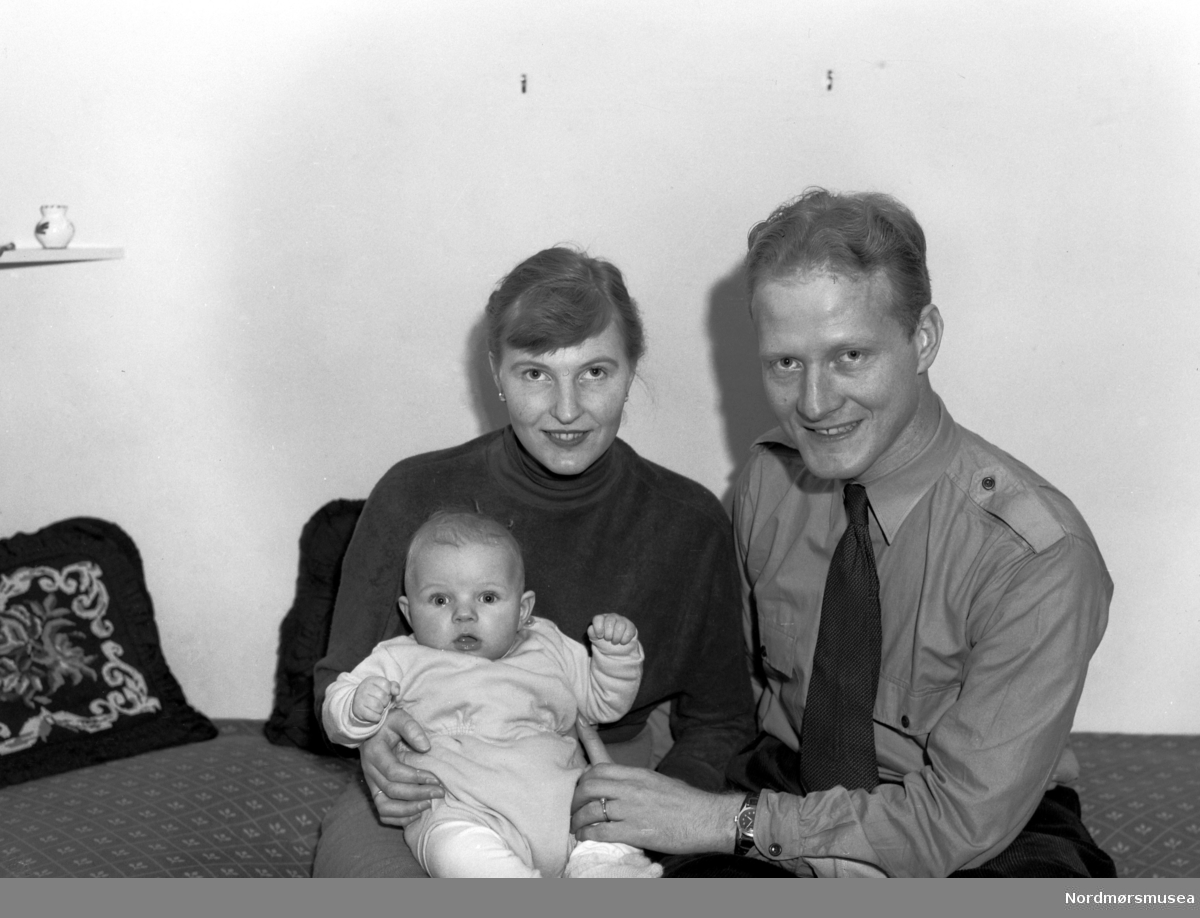 Familieportrett av en kvinne og mann med baby. Fra Nordmøre Museum sin fotosamling, Williamsarkivet. EFR2015