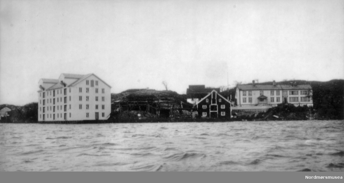 Foto av den gamle eiendommen Strand (mtr. 210) i Strandgata på Gomalandet. Under eiendommen lå også deler av Gomalandet, Bentnesset, Meløya og Skorpa.  Fra Nordmøre Museum sin fotosamling. EFR2015
