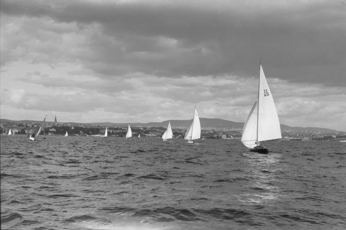 Seilbåter i regatta. 'Reven' (senere Lull 5, b.1929, Anker & Jensen) i KNS høstregatta 1928